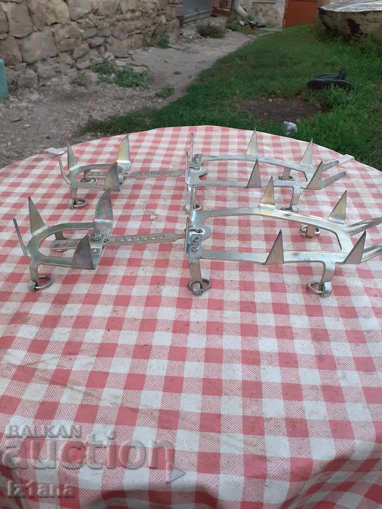 Delivery of Old climbing cats, pickles Delivery of Old climbing cats, pickles