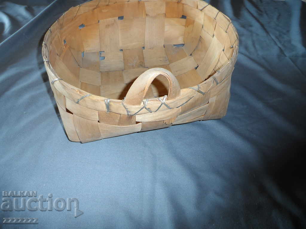 Auction an old wicker basket Auction an old wicker basket