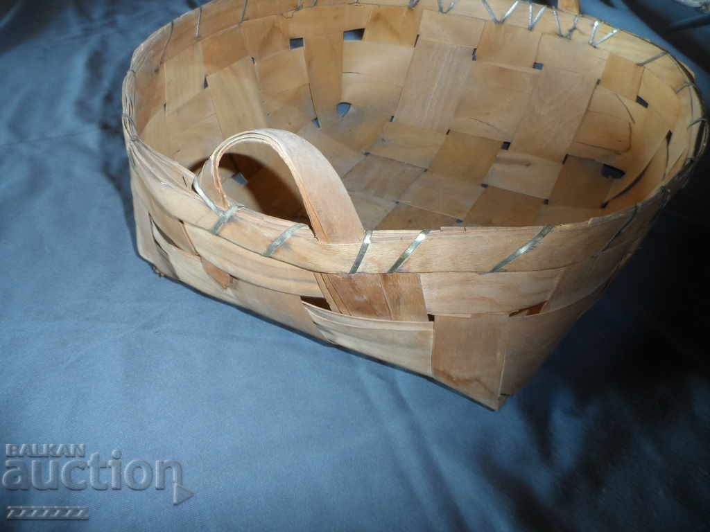 Delivery of an old wicker basket Delivery of an old wicker basket