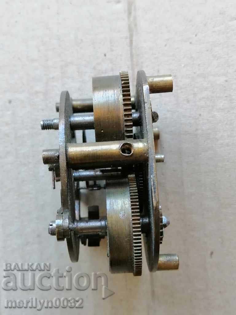 Mecanism de ceas de masă vechi cu preț 26.00 BGN | € 13.29 Mecanism de ceas de masă vechi cu preț 26.00 BGN | € 13.29