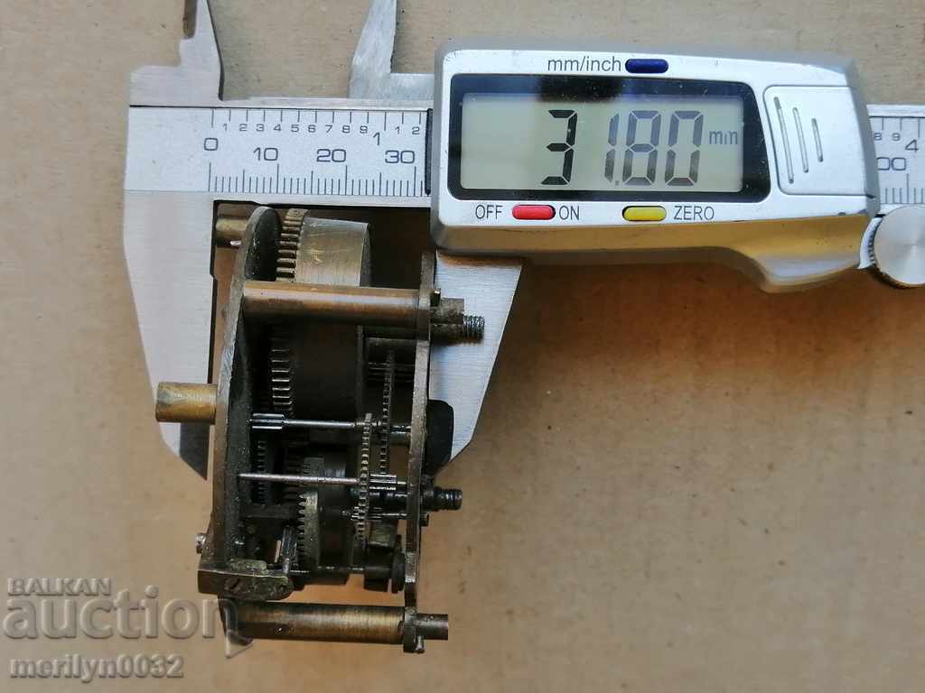 Livrarea Mecanism de ceas de masă vechi Livrarea Mecanism de ceas de masă vechi