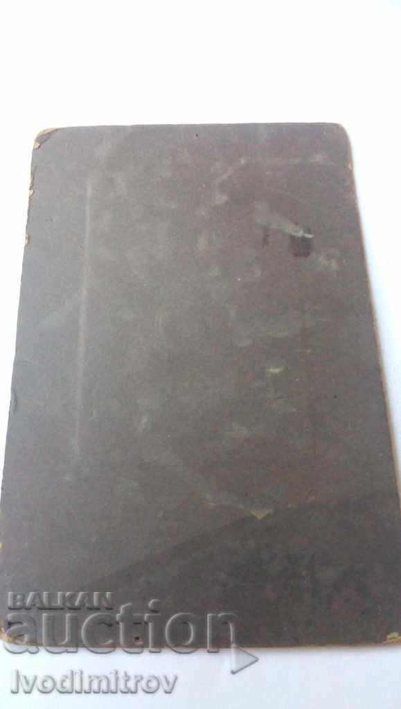 Φωτογραφία Ένας νεαρός άνδρας με στρατιωτική στολή χαρτόνι με τιμή 7.65 BGN | € 3.91