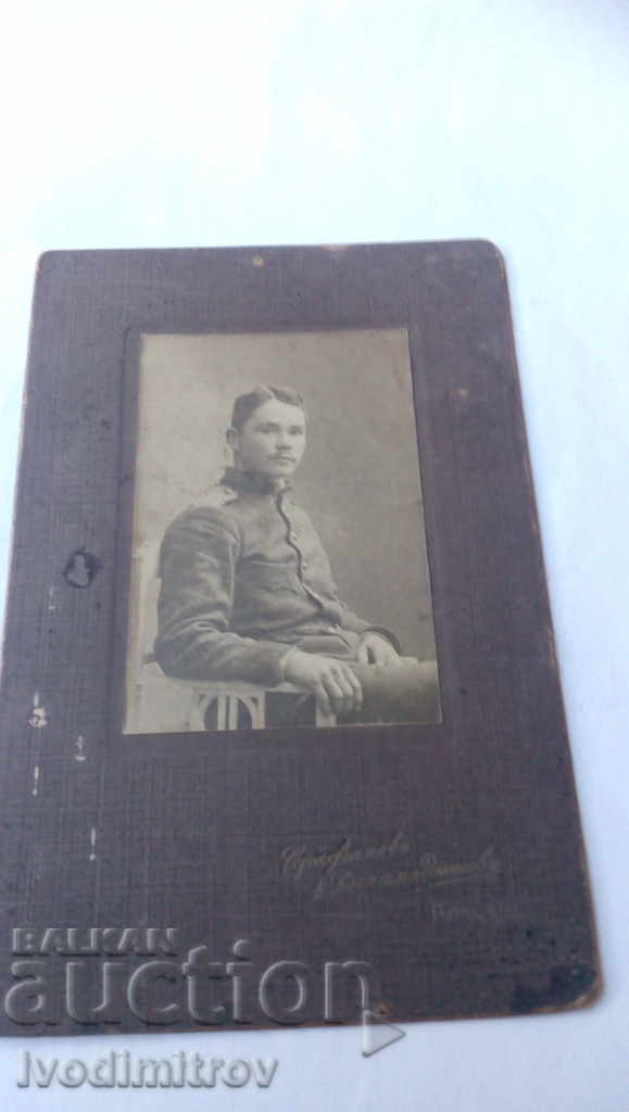 Φωτογραφία Ένας νεαρός άνδρας με στρατιωτική στολή χαρτόνι