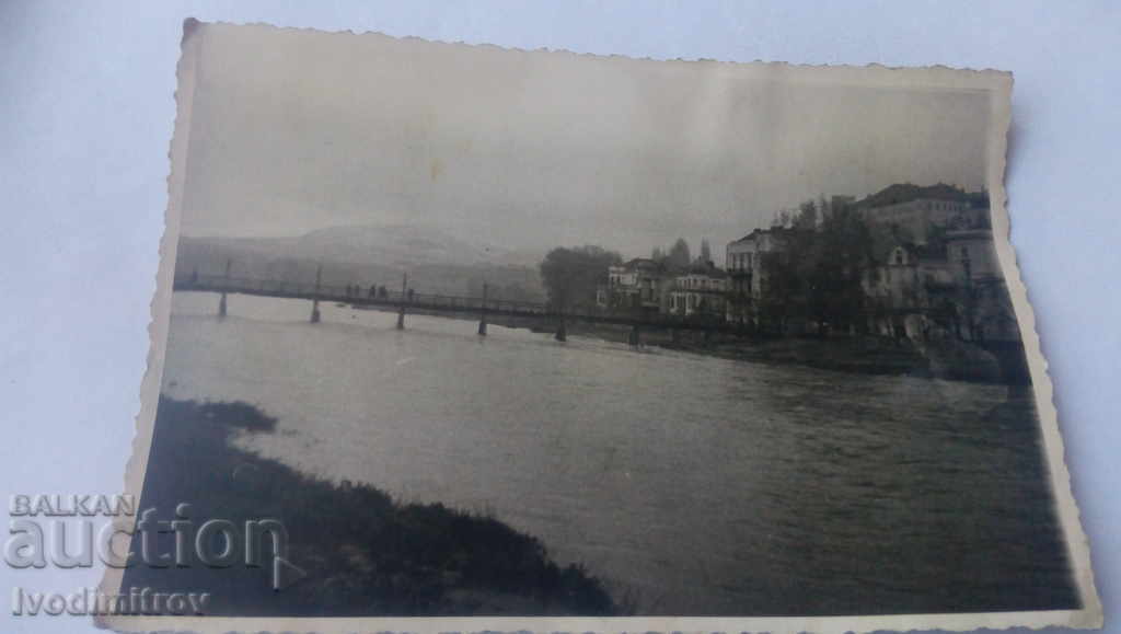 Φωτογραφία Πεζογέφυρα πάνω από τον ποταμό