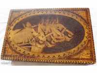 Стара дървена кутия