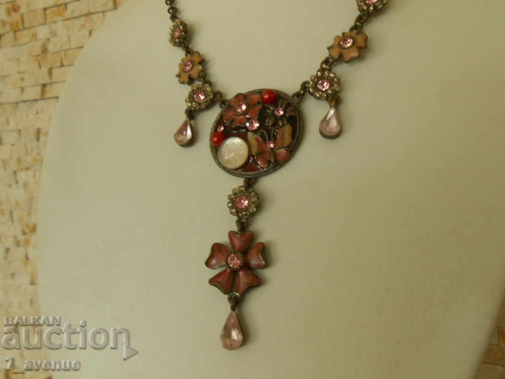 Color attractive very fresh NECKLACE, branded 13.9.2020 with price 49.00 BGN | € 25.05 Color attractive very fresh NECKLACE, branded 13.9.2020 with price 49.00 BGN | € 25.05