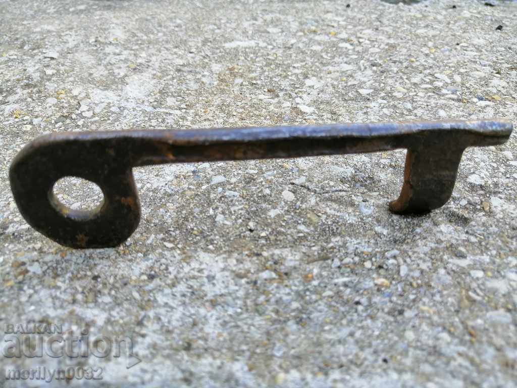 Доставка на Старинен ръчнокован ключ Доставка на Старинен ръчнокован ключ