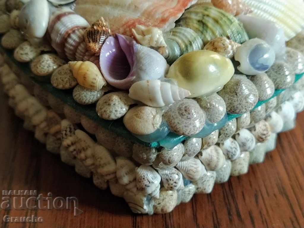 Auction  A "trinket" box with exotic shells