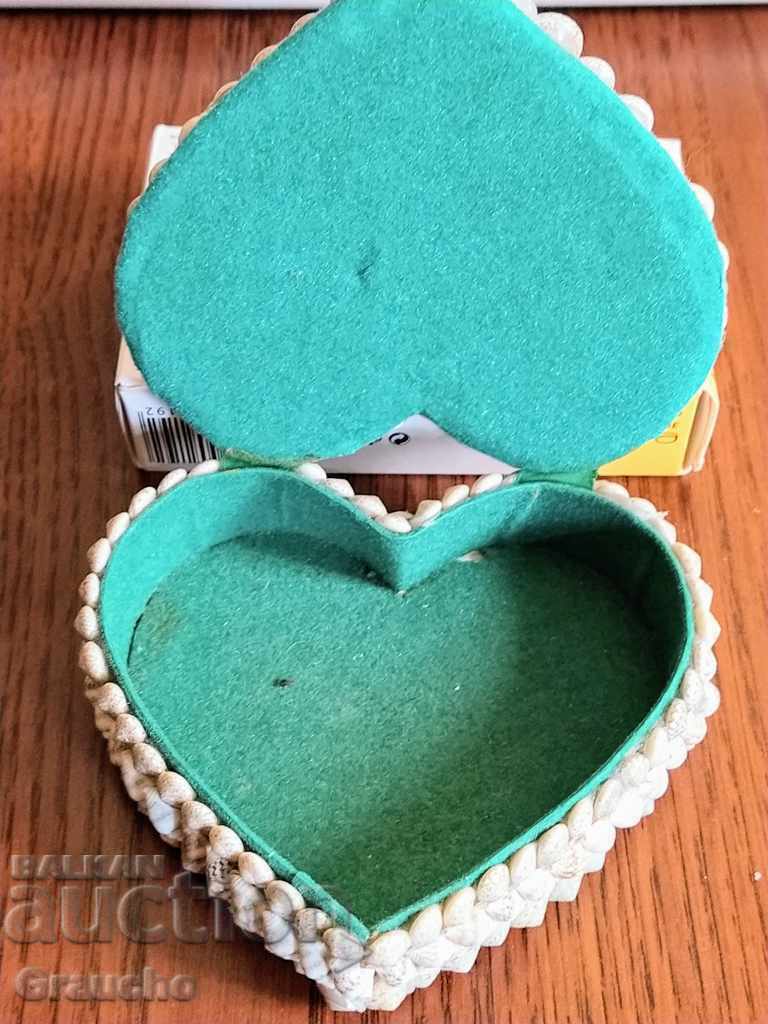 A "trinket" box with exotic shells - 7