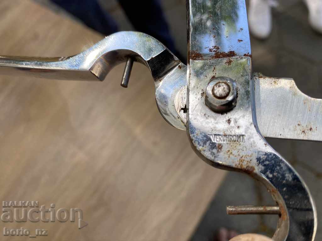 Delivery of 10392. Old cooking scissors marked Delivery of 10392. Old cooking scissors marked