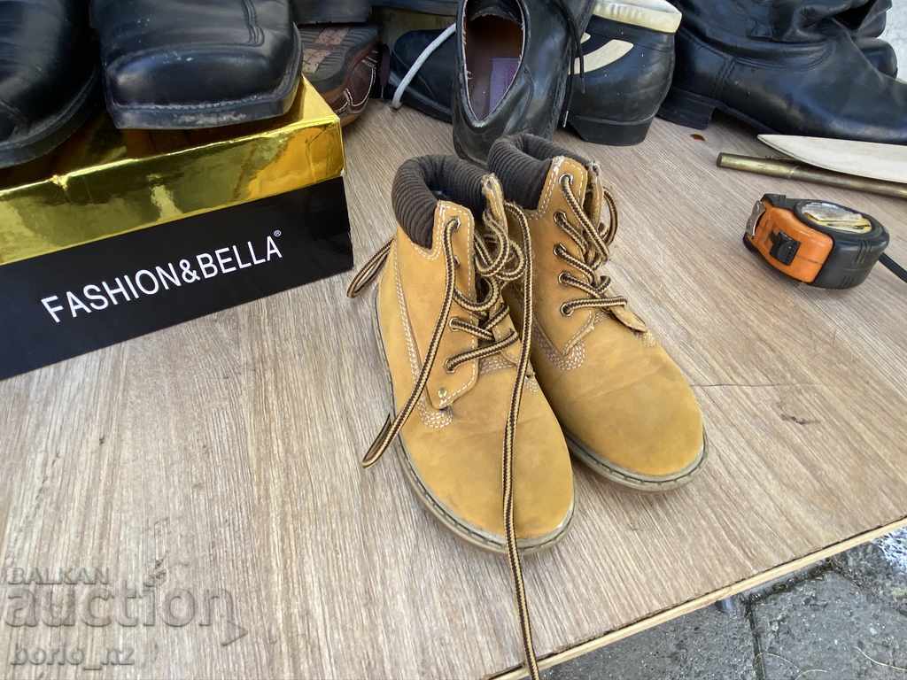 10410. Pantofi pentru copii cizme nefolosite cu preț 15.00 BGN | € 7.67 10410. Pantofi pentru copii cizme nefolosite cu preț 15.00 BGN | € 7.67