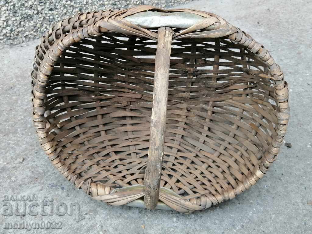 Coș vechi de răchită, lemn, coș, paneer cu preț 43.00 BGN | € 21.99 Coș vechi de răchită, lemn, coș, paneer cu preț 43.00 BGN | € 21.99