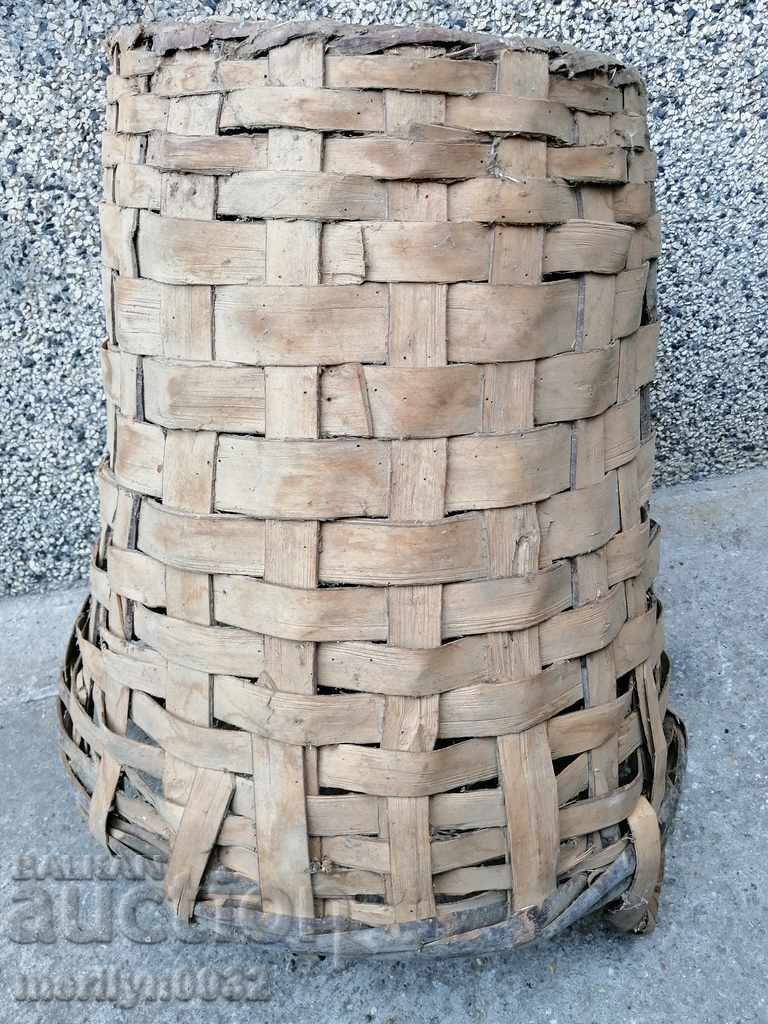 Стар плетен кош дървения, кошница панер плетен съд с цена 74.00 лв. | € 37.84 Стар плетен кош дървения, кошница панер плетен съд с цена 74.00 лв. | € 37.84