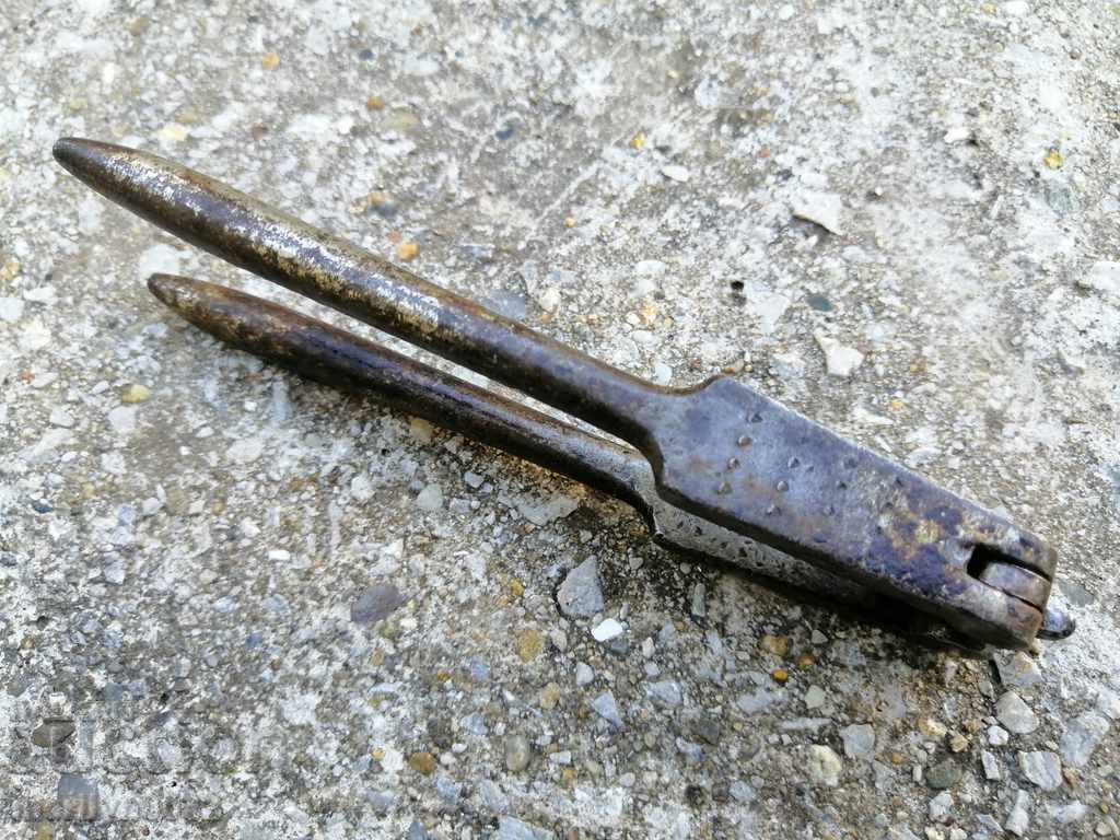 Pliers for breaking hazelnuts - 7 Pliers for breaking hazelnuts - 7