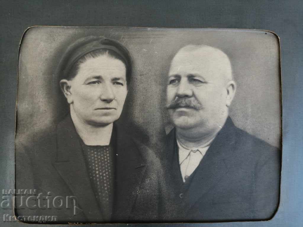 Delivery of OLD FAMILY PHOTO ON CARDBOARD Delivery of OLD FAMILY PHOTO ON CARDBOARD