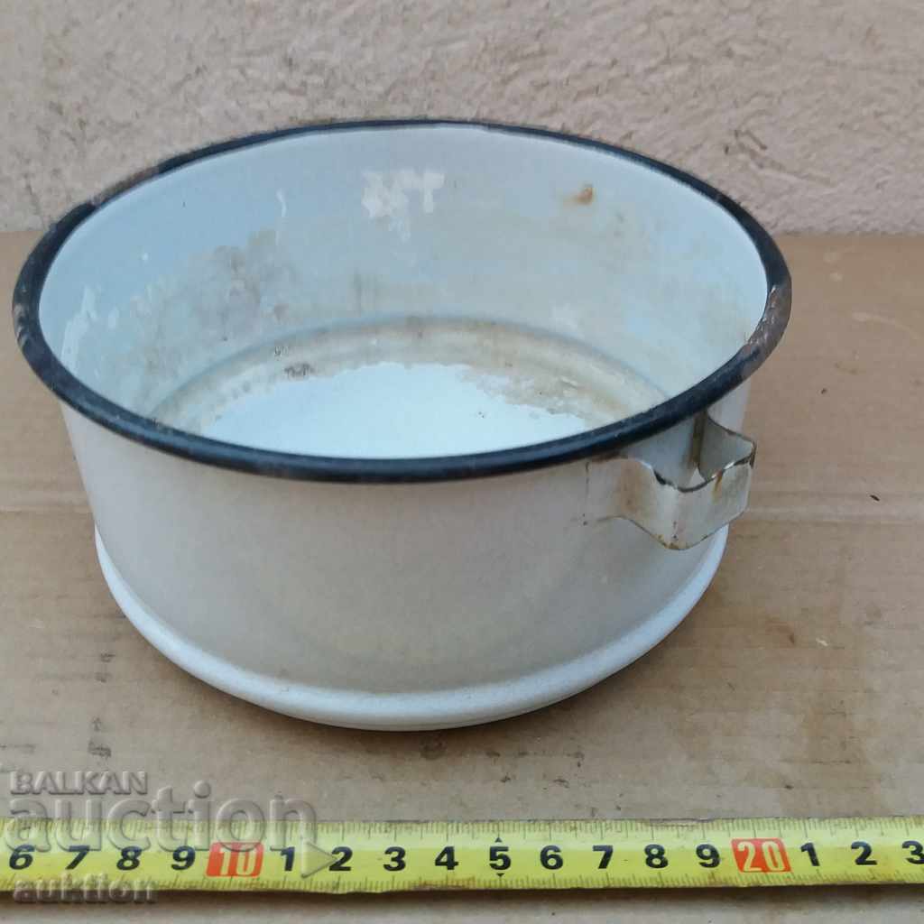 Auction SOC. ENAMELED BOWL, IRON Auction SOC. ENAMELED BOWL, IRON