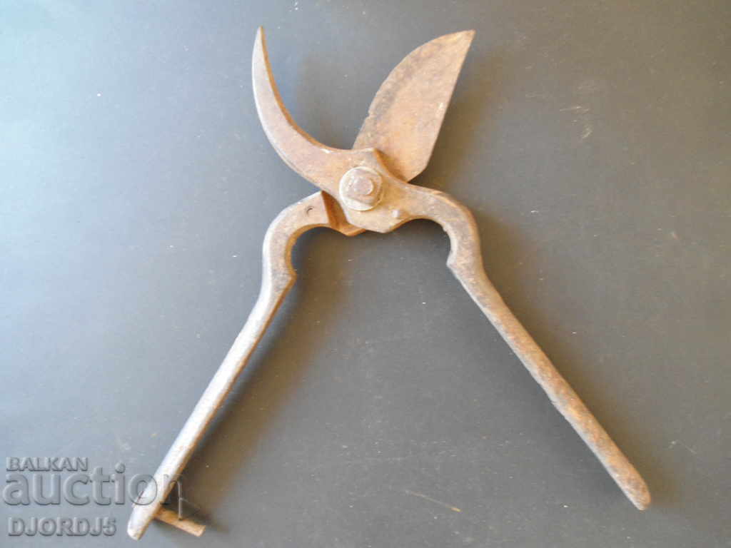 Old viticulture scissors with price 3.00 BGN | € 1.53 Old viticulture scissors with price 3.00 BGN | € 1.53