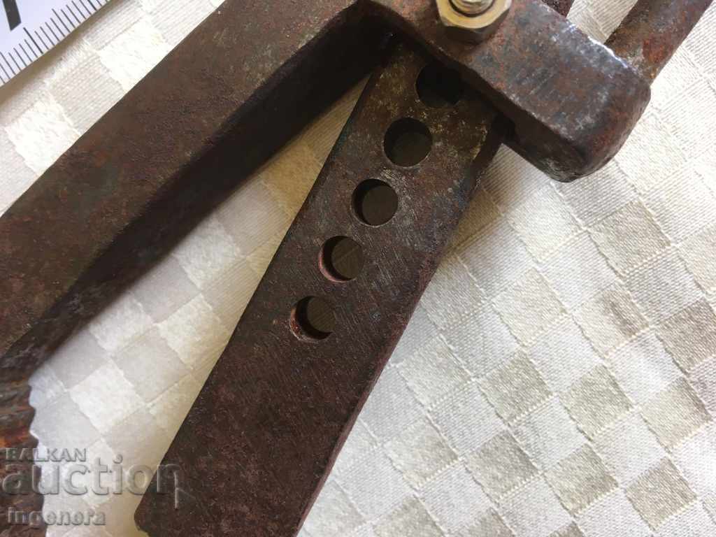 Delivery of KEY TYPE FRENCH OLD TOOL RARE