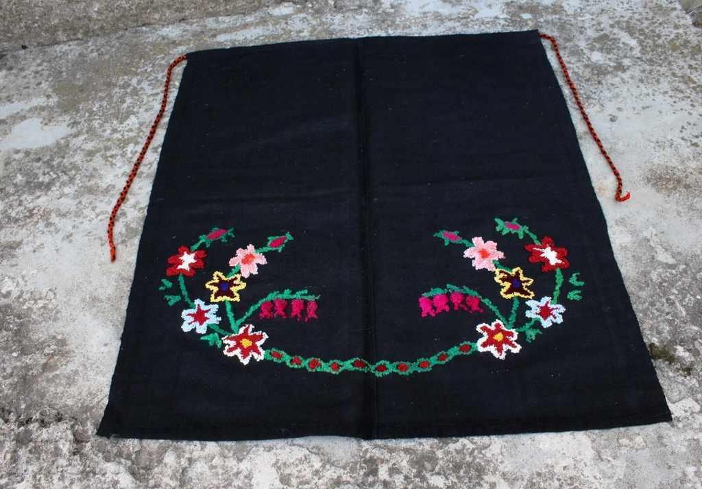 OLD EMBROIDERED APRON EMBROIDERY WEARS HEALTHY