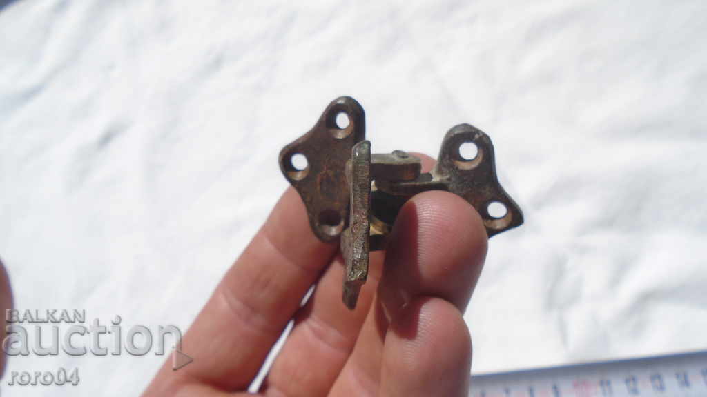 Delivery of INTERESTING OLD TRIPLE BRONZE HINGE Delivery of INTERESTING OLD TRIPLE BRONZE HINGE