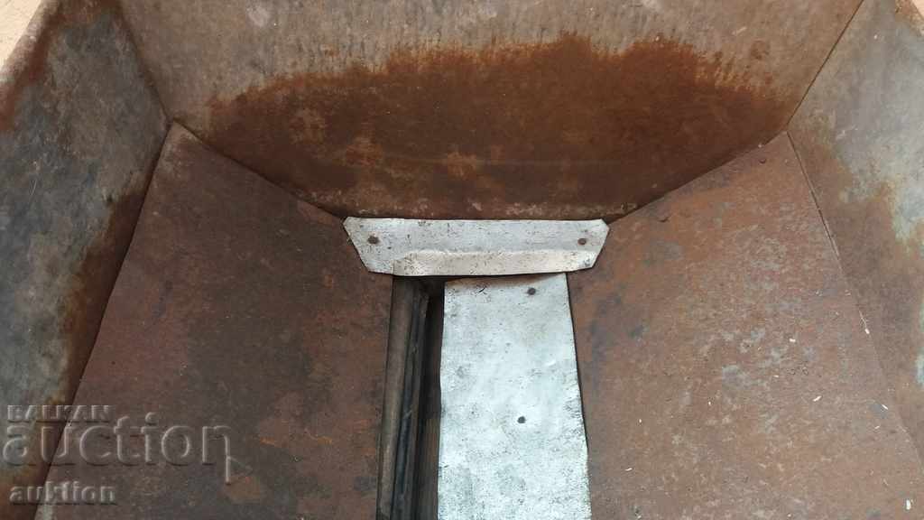 WORKING HAND-FORGED MACHINE FOR GRINDING GRAPES REVIVAL with price 24.99 BGN | € 12.78 WORKING HAND-FORGED MACHINE FOR GRINDING GRAPES REVIVAL with price 24.99 BGN | € 12.78