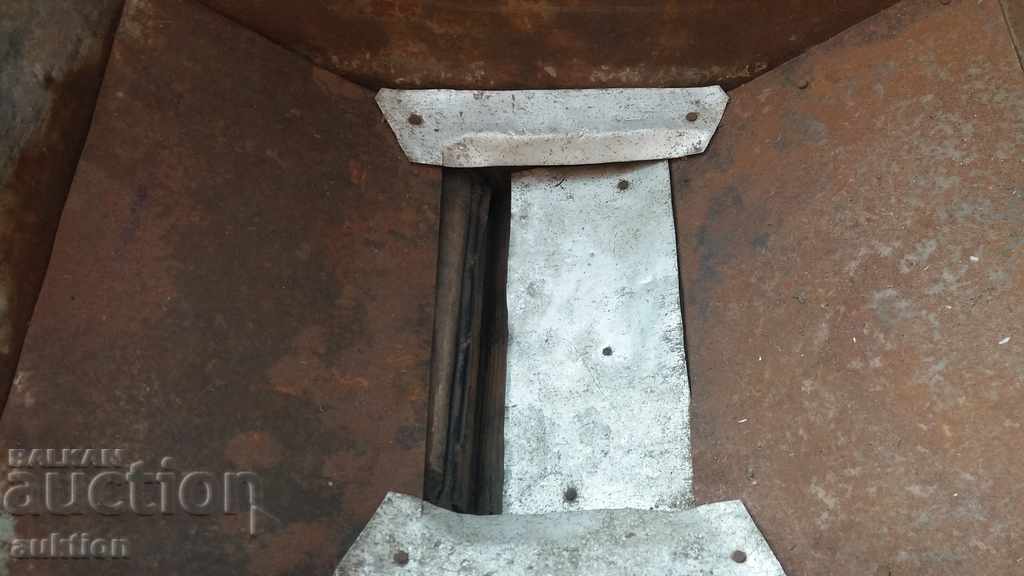 Auction WORKING HAND-FORGED MACHINE FOR GRINDING GRAPES REVIVAL Auction WORKING HAND-FORGED MACHINE FOR GRINDING GRAPES REVIVAL