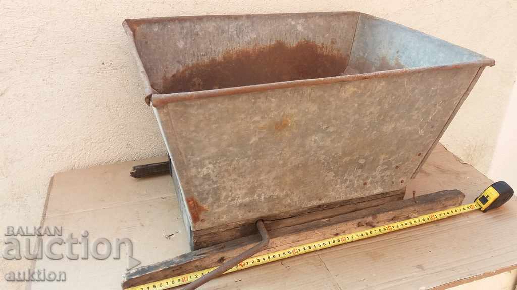 WORKING HAND-FORGED MACHINE FOR GRINDING GRAPES REVIVAL - 6 WORKING HAND-FORGED MACHINE FOR GRINDING GRAPES REVIVAL - 6