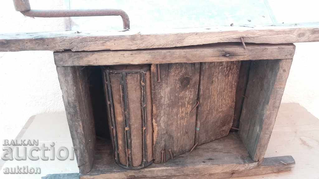 WORKING HAND-FORGED MACHINE FOR GRINDING GRAPES REVIVAL - 7 WORKING HAND-FORGED MACHINE FOR GRINDING GRAPES REVIVAL - 7