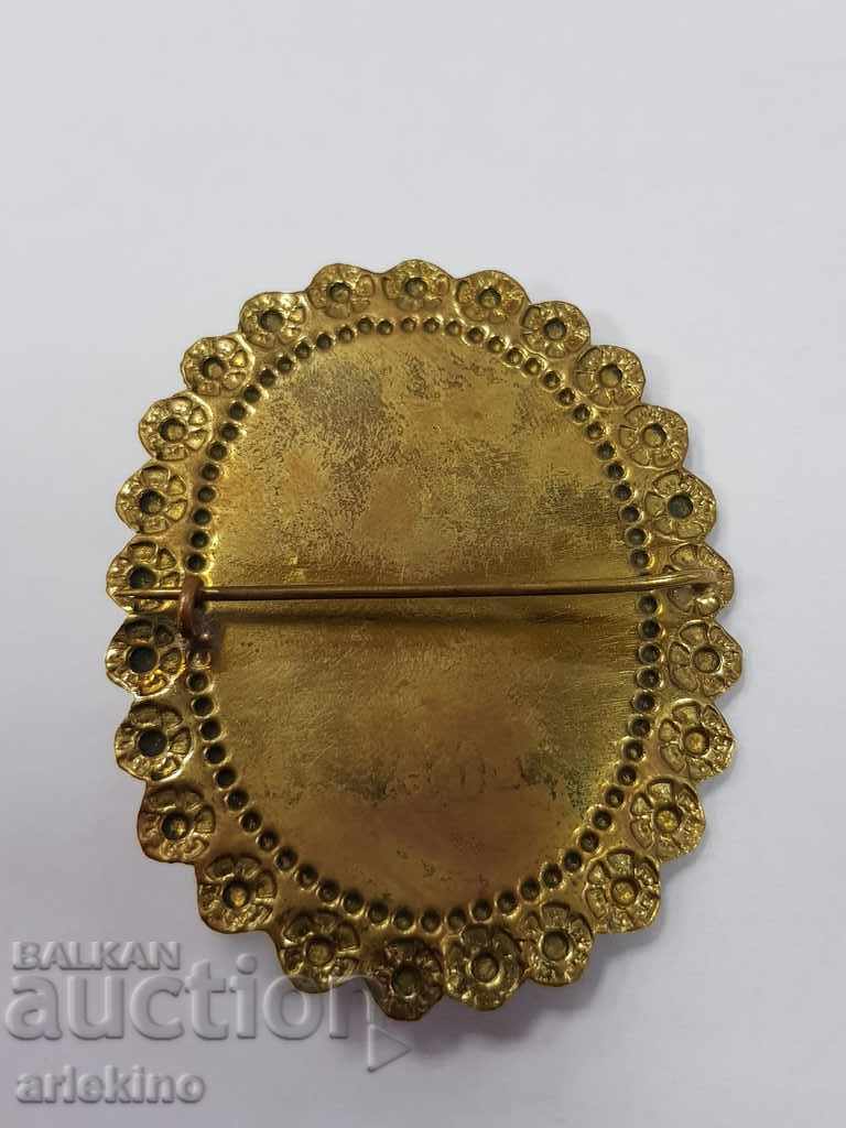 Delivery of Collectible old brooch with a huge cameo 19-20 century Delivery of Collectible old brooch with a huge cameo 19-20 century