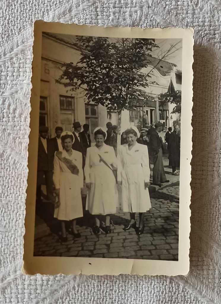 RED CROSS MED. SISTER HONORS 1952 PHOTO