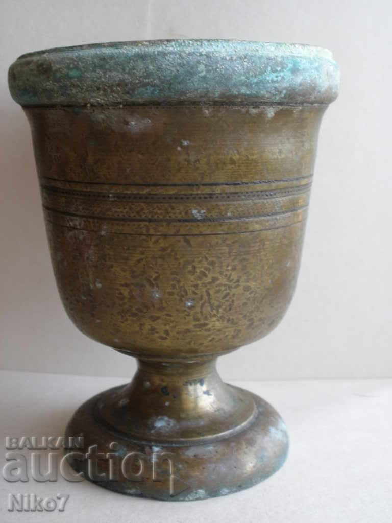 Ένα παλιό, τεράστιο χάλκινο κονίαμα. με τιμή 40.00 BGN | € 20.45