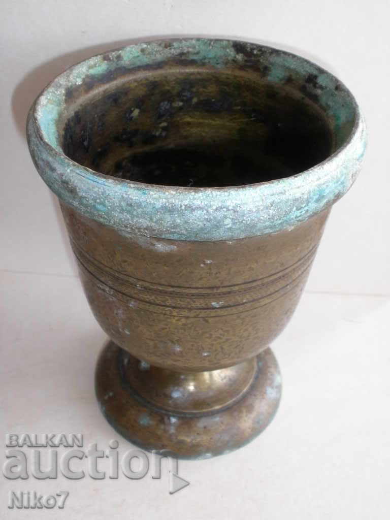 Δημοπρασία Ένα παλιό, τεράστιο χάλκινο κονίαμα.