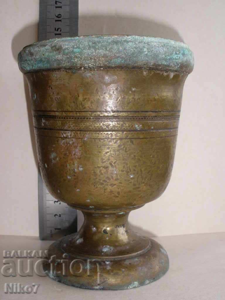 Παράδοση Ένα παλιό, τεράστιο χάλκινο κονίαμα.