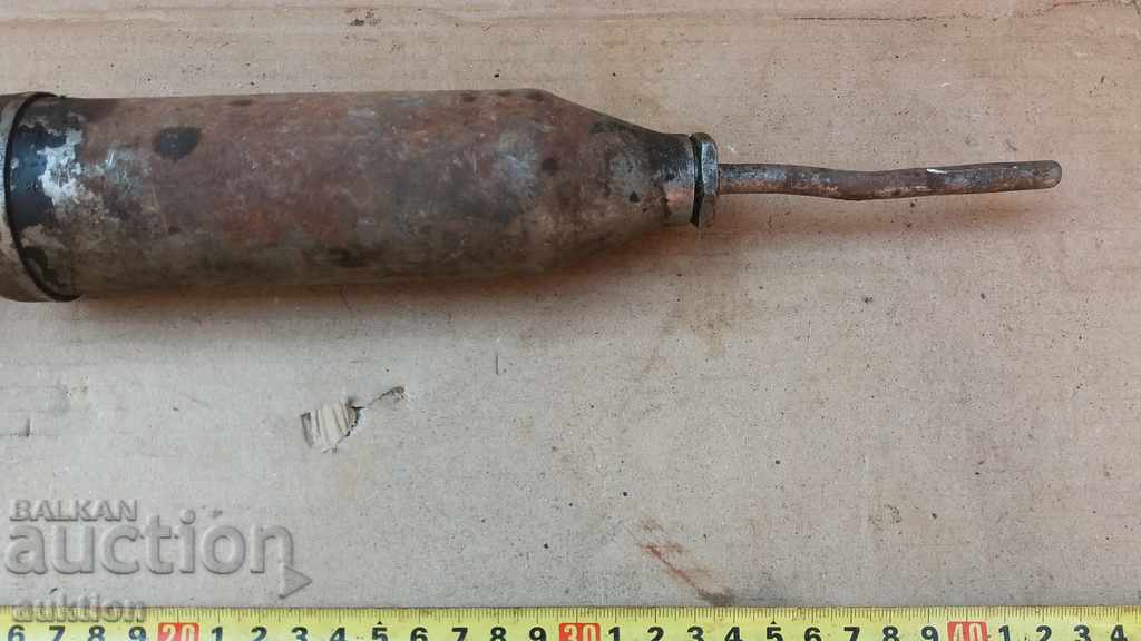 Livrarea GRESSOR VECHI - METAL MILITAR MUNCITOR Livrarea GRESSOR VECHI - METAL MILITAR MUNCITOR