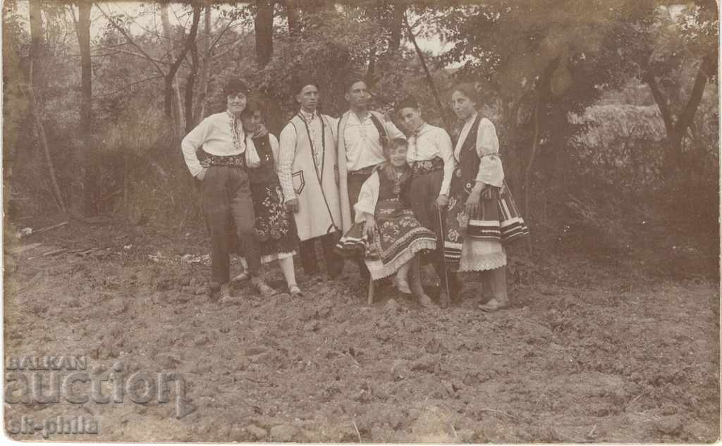 Παλιά φωτογραφία - Λαογραφία - μια ομάδα με λαϊκές φορεσιές