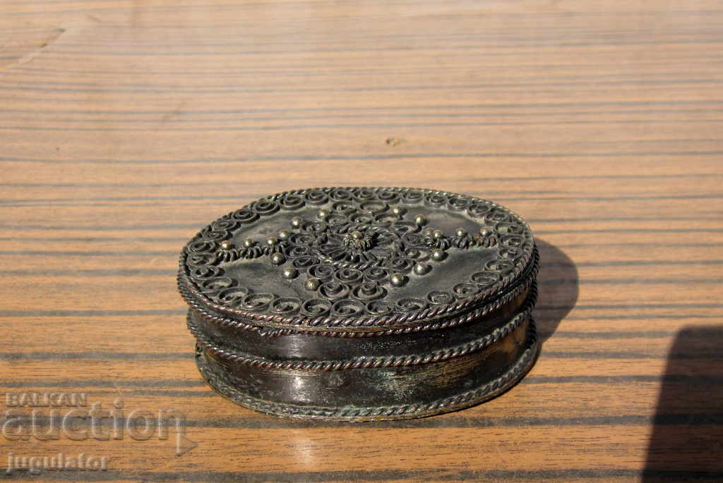 old Bulgarian snuff box with filigree with price 50.00 BGN | € 25.56 old Bulgarian snuff box with filigree with price 50.00 BGN | € 25.56