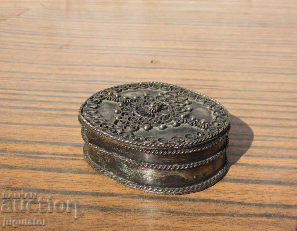 Delivery of old Bulgarian snuff box with filigree Delivery of old Bulgarian snuff box with filigree