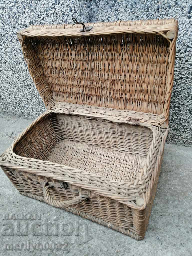 Auction Wicker trunk, wicker basket, panner box basket Auction Wicker trunk, wicker basket, panner box basket