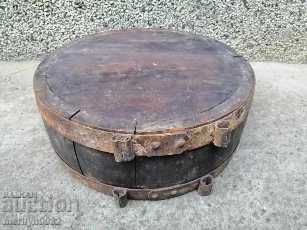 Delivery of Old bucket, flask, barrel, crank, wooden Delivery of Old bucket, flask, barrel, crank, wooden