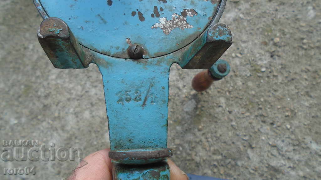 Auction OLD WORKING HAND EMERALD Auction OLD WORKING HAND EMERALD