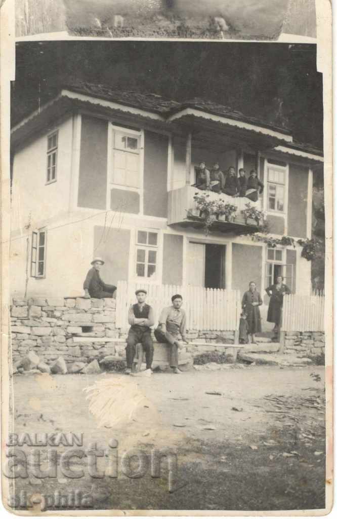 Fotografie veche - În fața unei case de țară
