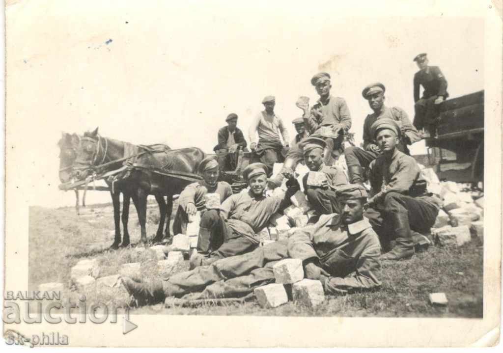 Old photo - Soldiers in front of the cart