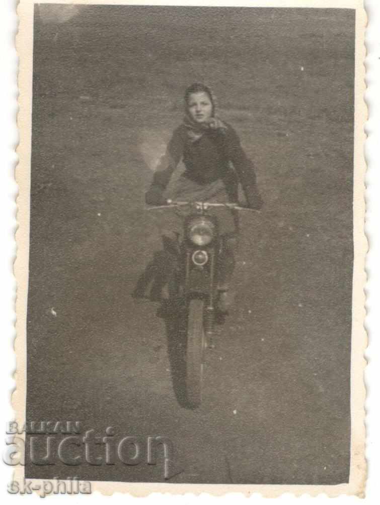 Стара снимка - Момиче на мотор
