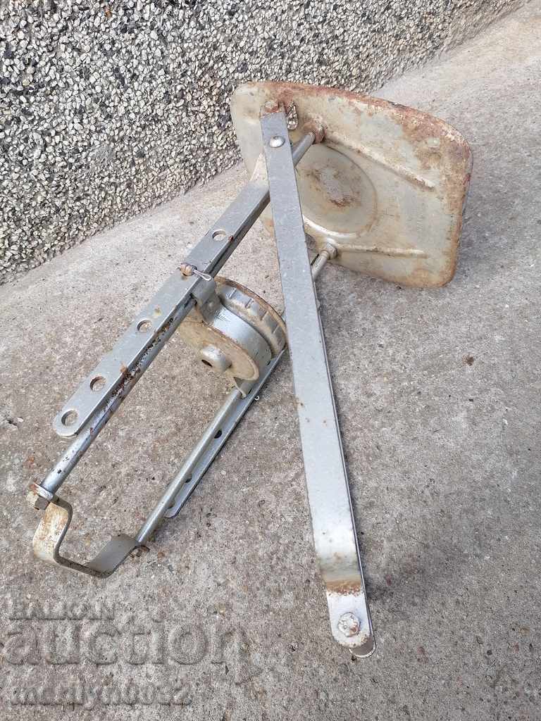 Licitație O mașină veche, o mașină pentru închiderea borcanelor în anii 70 ai secolului XX