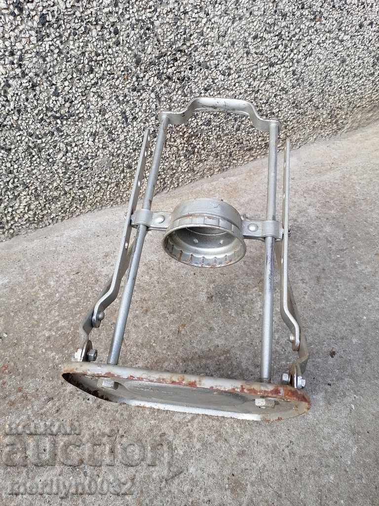 Livrarea O mașină veche, o mașină pentru închiderea borcanelor în anii 70 ai secolului XX