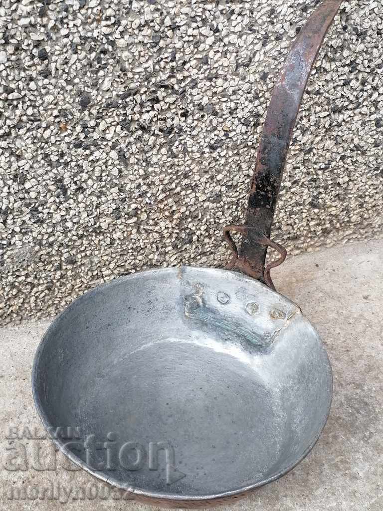 Auction An old copper pan, a baker, a tray, a copper pot Auction An old copper pan, a baker, a tray, a copper pot