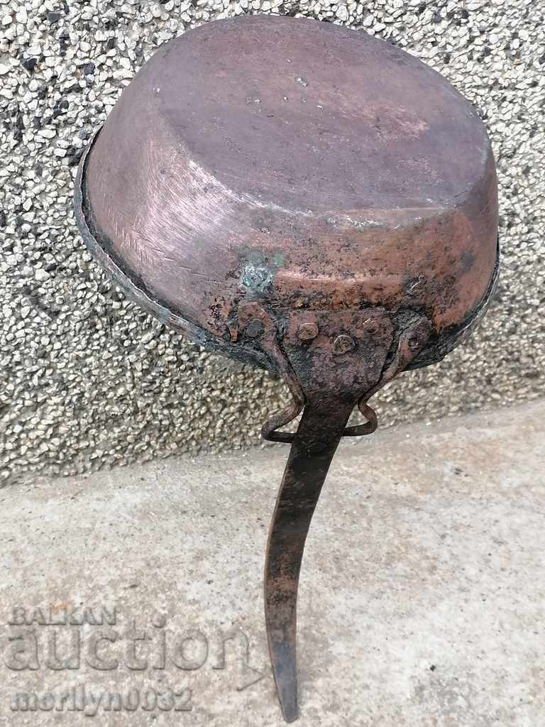 An old copper pan, a baker, a tray, a copper pot - 5 An old copper pan, a baker, a tray, a copper pot - 5