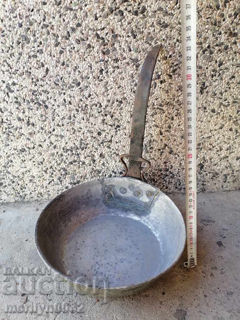 An old copper pan, a baker, a tray, a copper pot - 6 An old copper pan, a baker, a tray, a copper pot - 6