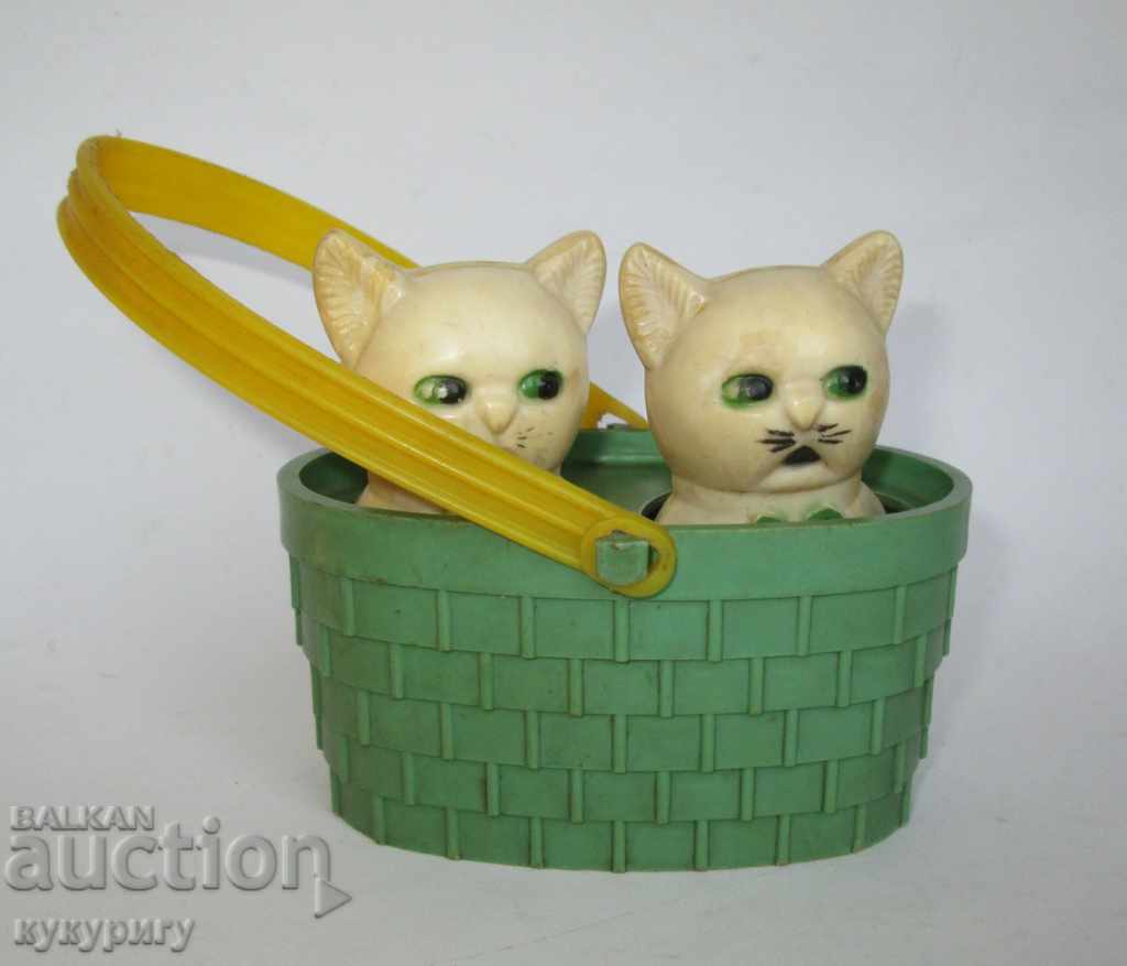 Παλιά ρωσικά Soc παιδικά πλαστικά παιχνίδια γάτες σε ένα καλάθι