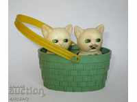Стара Руска Соц детска пластмасова играчка Котки в кошница